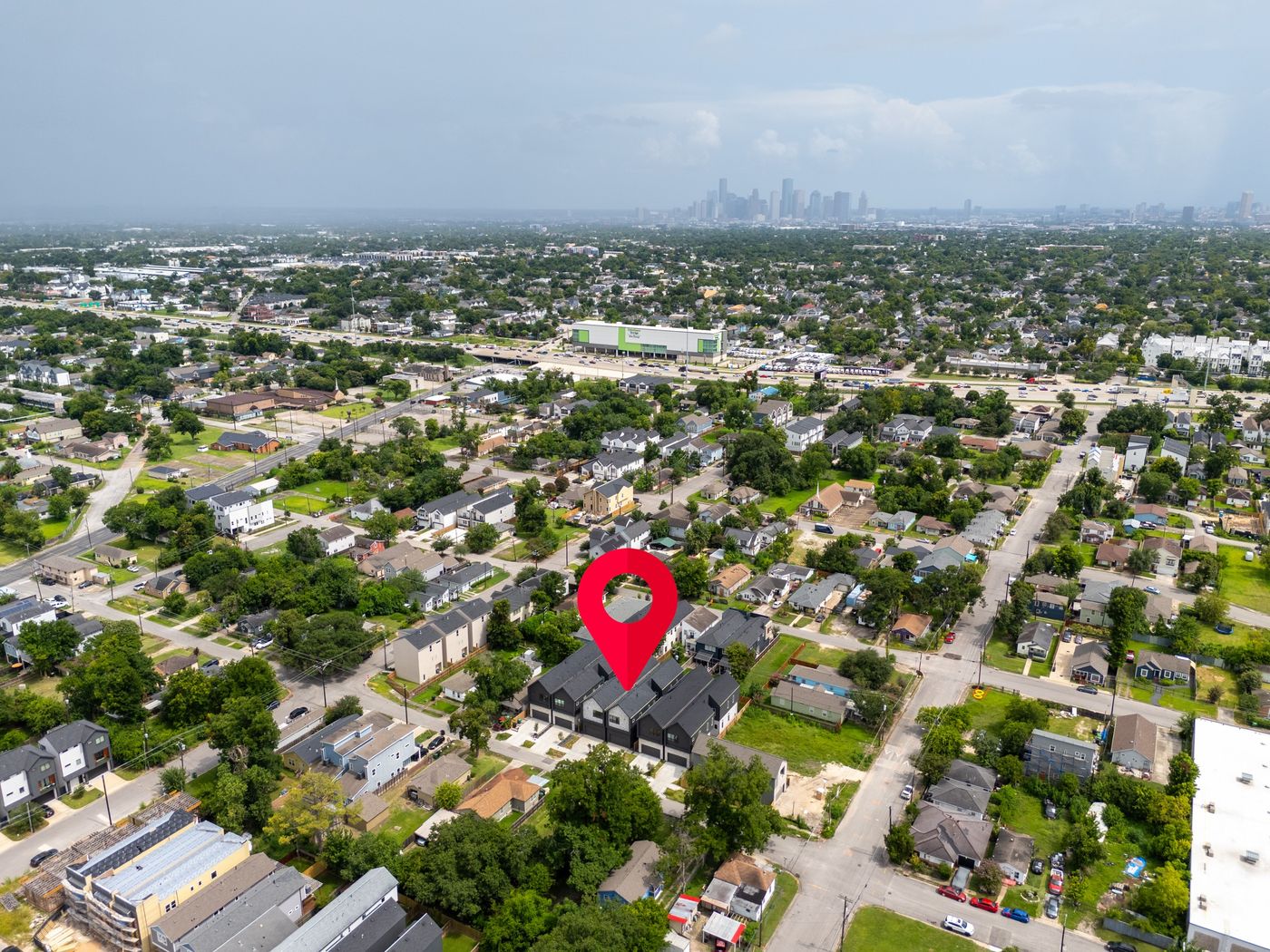 The site marked in its neighbourhood with the downtown skyline beyond